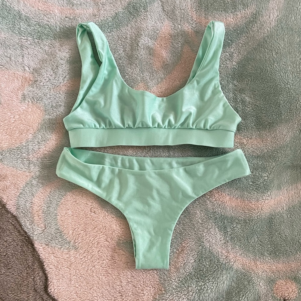 🌿NWOT green Kulani cheeky bikini
